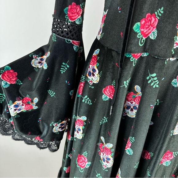 Spirit Halloween Velvet Dia de Los Muertos Floral Flare Sleeve Velvet Dress S - Picture 4 of 12